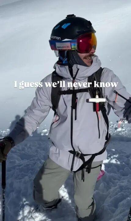 老哥滑雪时发现雪里伸出一只脚！最终在活埋前把人挖出，惊险...